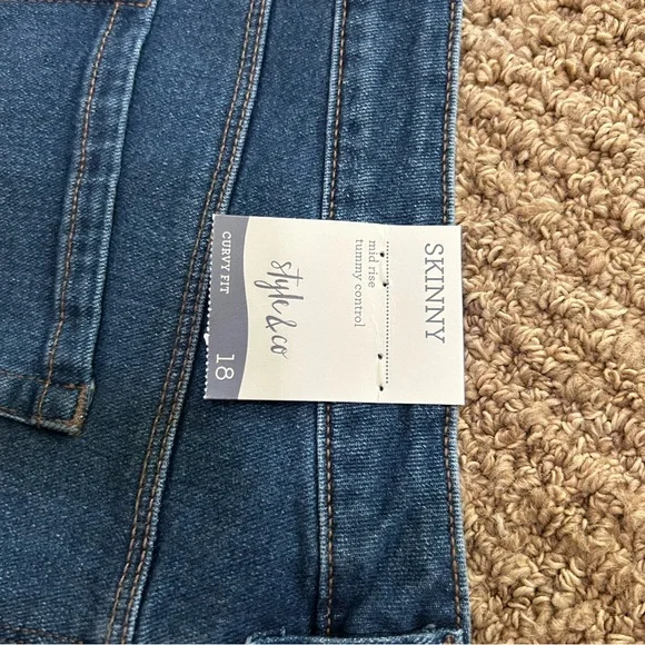 NWT - STYLE & CO Curvy Skinny Leg Jeans.  Size 18. - Picture 3 of 4